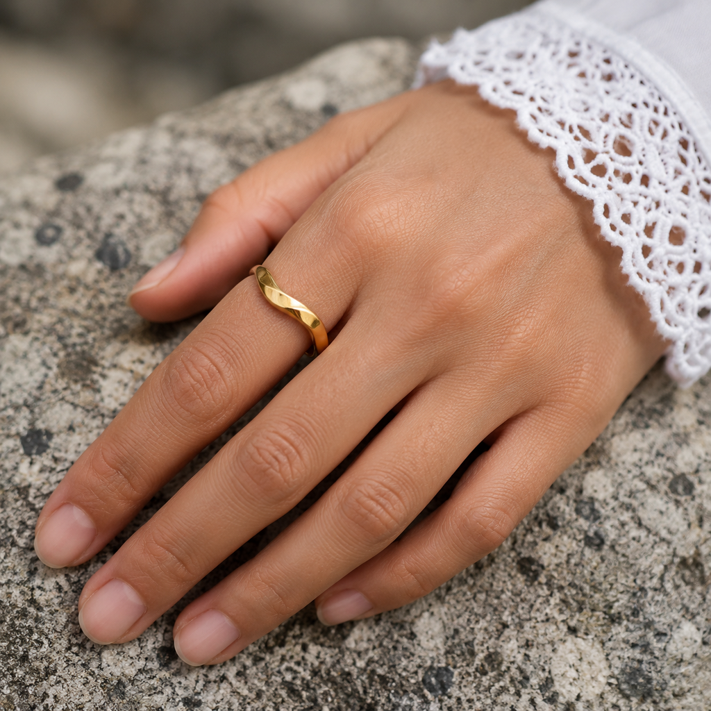 VEER Gold ring worn on a feminine hand